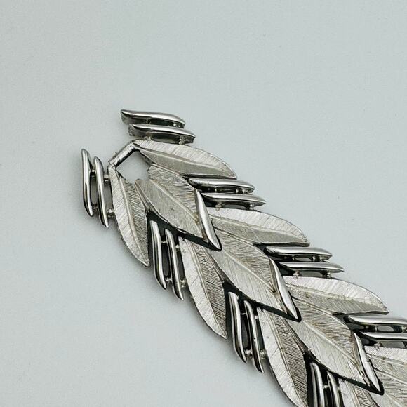 Vintage Crowned Trifari Silver Plated Brushed and Shiny Leaves Link Bracelet - Picture 3 of 4